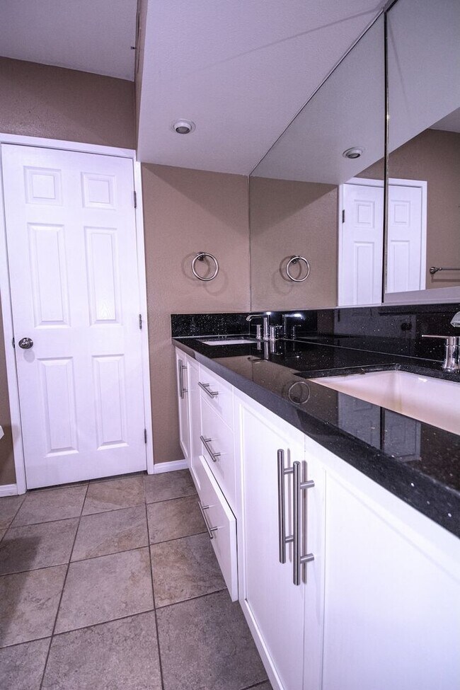 Building Photo - 848 W Huntington Dr