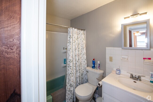 A 1BR, 1BA - 675SF - Bathroom - Ottawa Arms
