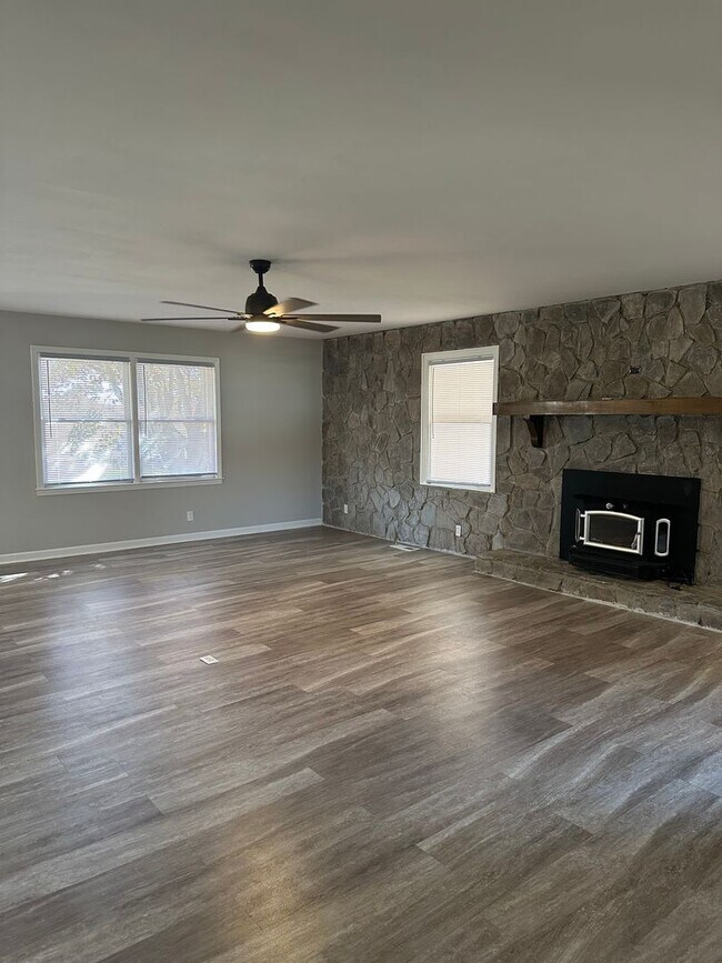 Building Photo - HOME AVALIABLE FOR RENT ON 2 ACRES! **RENT SPECIAL, $500 OFF FIRST FULL MONTH RENT**