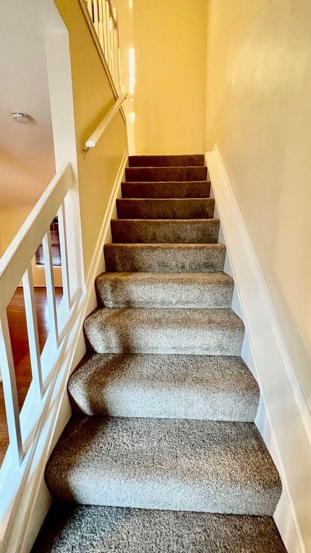 Building Photo - Beautiful Townhome Near Gunner's Lake in G...