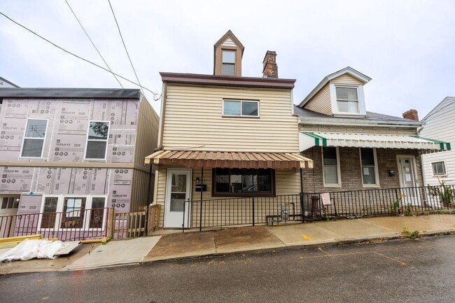 Primary Photo - Comfort Meets Style: 3-Bedroom Home with S...