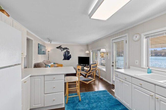 Building Photo - 8685 Je-NE-Be Dr NE