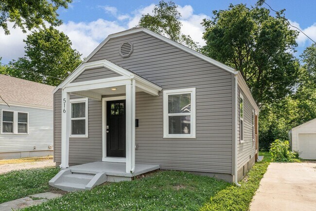 Building Photo - Available July 1!