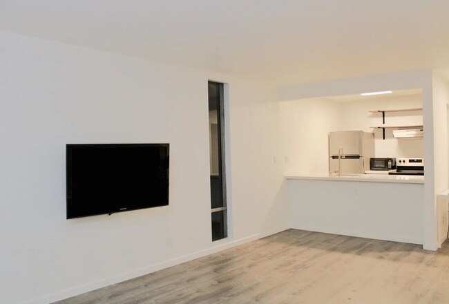 Building Photo - Unbeatable Location