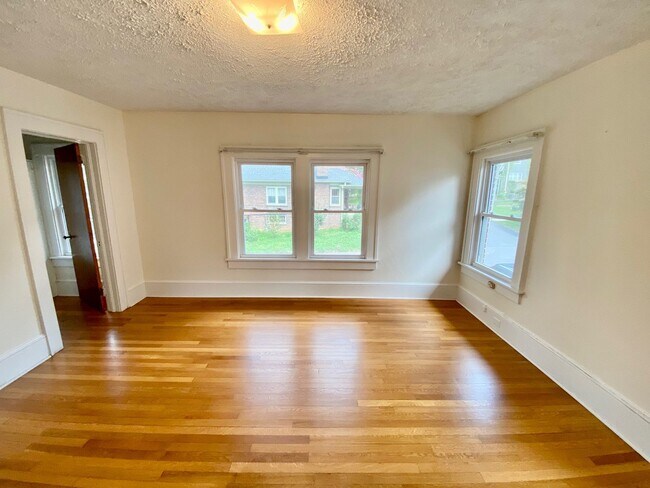 Building Photo - North Asheville - Renovated 1020's Charmer!