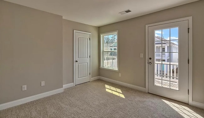 Building Photo - 5 Bedroom 2000 Square Ft Home at Village at Berkeley