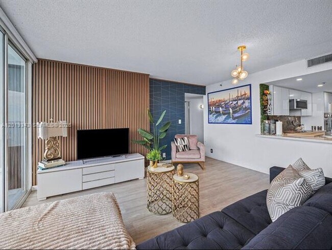 Building Photo - 7601 E Treasure Dr