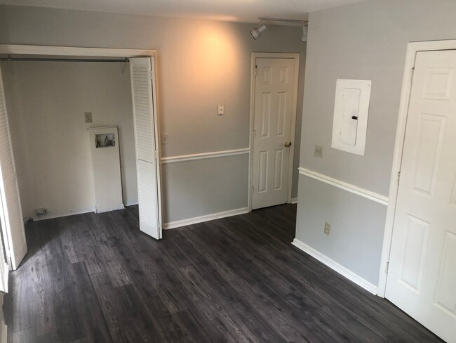 Building Photo - FOR LEASE - 2 Bed, 1.5 Bath, 1300sqft Townhome