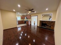 Building Photo - MOVE IN READY 4+2 w/bonus room + open floo...