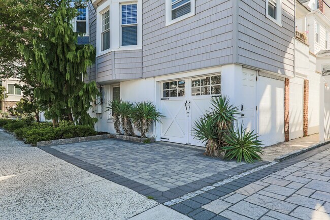 Building Photo - 100 S Amherst Ave