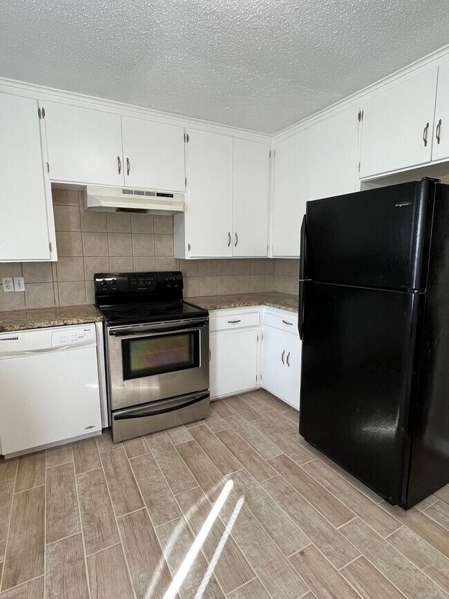 Building Photo - 3 bedroom near Riverside Parks Trail!!