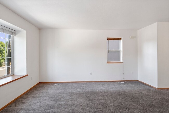 Building Photo - Downtown / Peaceful Valley 2 Bed 2 Bath ho...