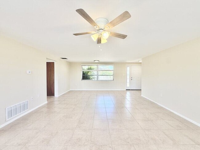 Building Photo - 8026 Brighton Dr