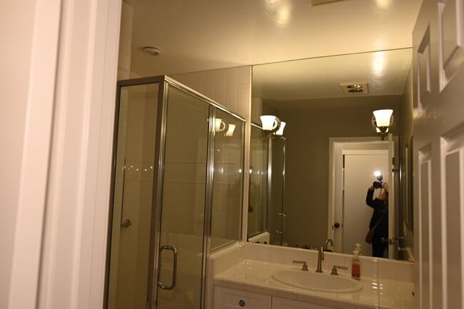 Building Photo - Very Cute 1 Bd/1Ba back half of duplex.