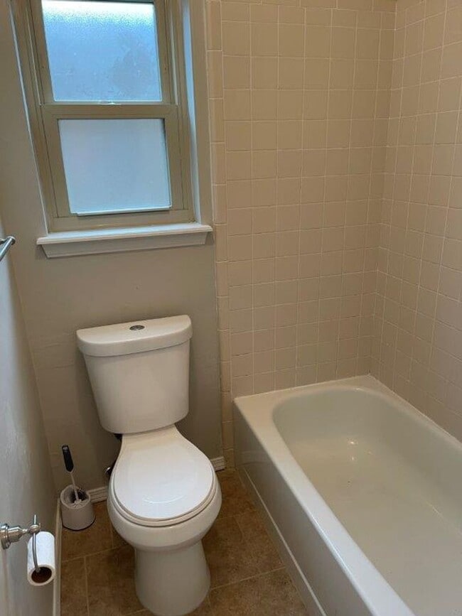 Building Photo - 3 bed 2 baths in Lawton! Cute and cozy hug...