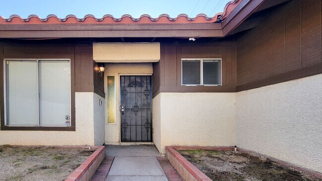 Building Photo - 8525 Del Rey Ave