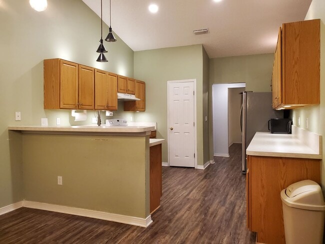 Building Photo - 4 Bedroom 2 Bath home located in heart of ...