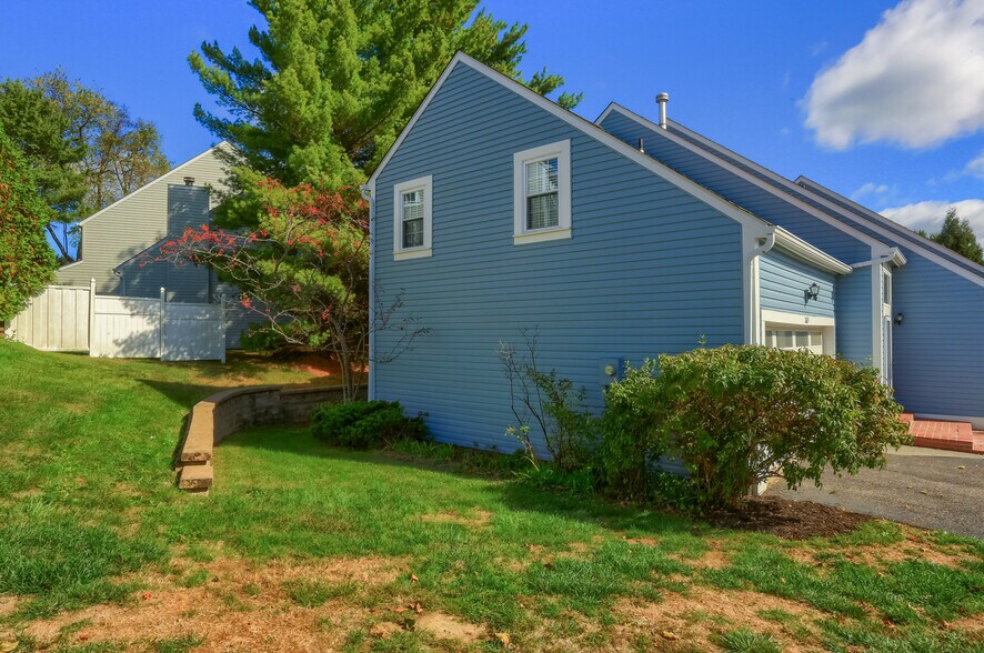 Building Photo - 2624 Hunters Point Dr