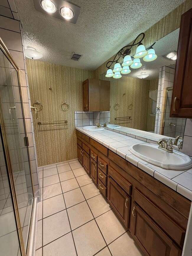 Building Photo - 3 Bed 3 Bath spacious home, with extra craft room, Lovely Backyard