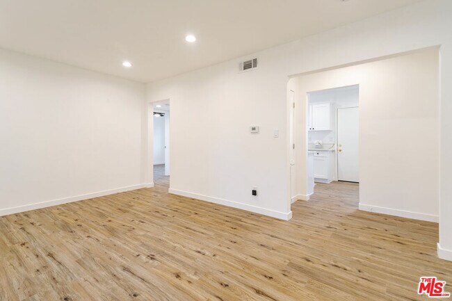 Building Photo - 1812 W Glenoaks Blvd