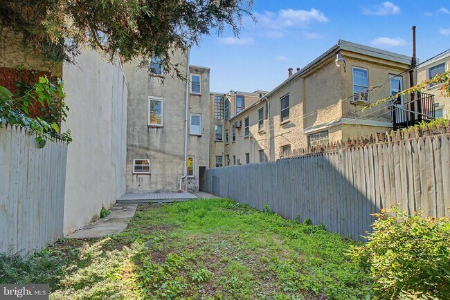 Building Photo - 915 N 6th St