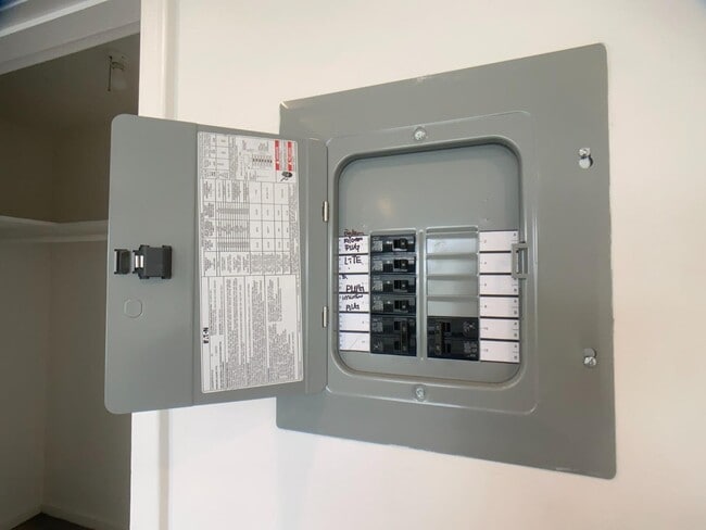 Building Photo - 404 Spruce Ave