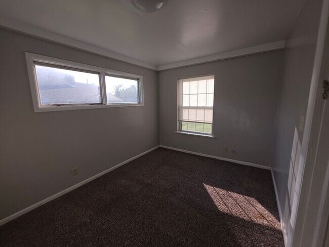 Building Photo - 2 Bed 1 Bath main floor Apartment in Berrien Springs