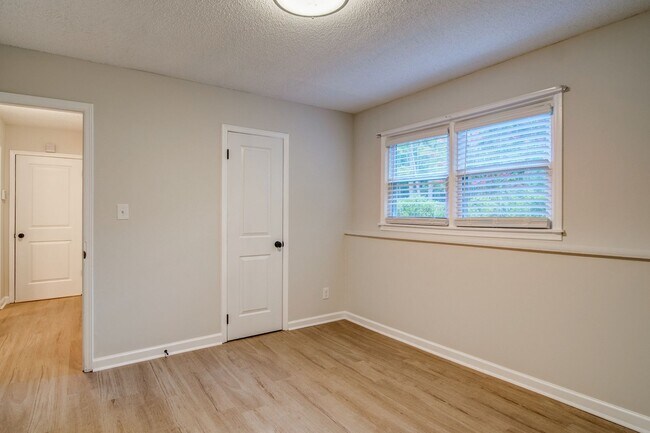 Building Photo - Renovated 4 bed home in Kennesaw w/ Designer Kitchen