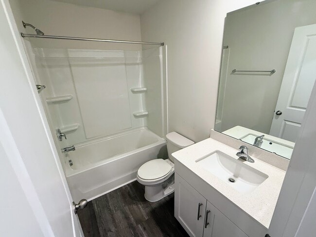 Building Photo - 3 Bedrooms 1 Garage & Open space one the Main Floor