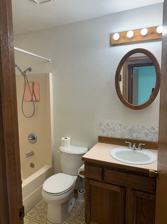 Building Photo - Cozy 2 bedroom 2 bath home