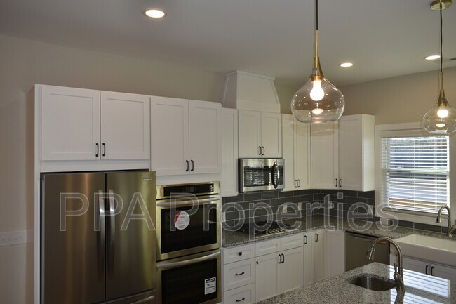 Building Photo - 306 S First St