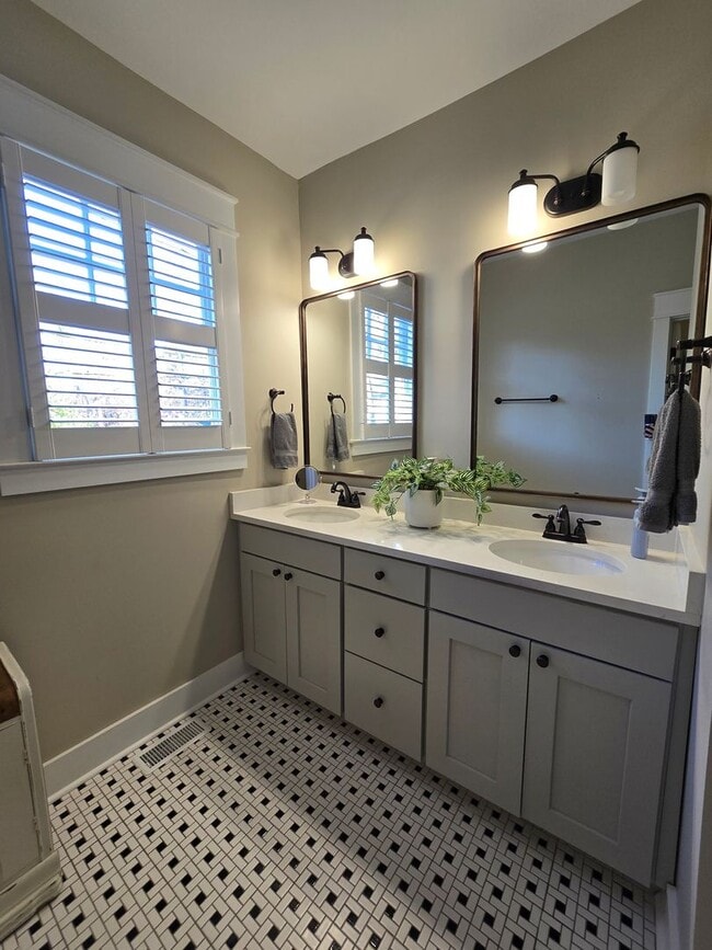 Building Photo - NEW LISTING!!!!!