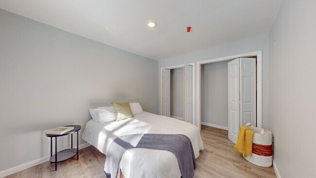 Building Photo - Historic Charm Meets Modern Comfort – 1BR Apartment Available