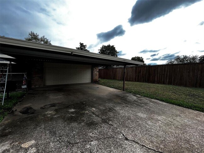 Building Photo - 1025 Cloverdale Ln