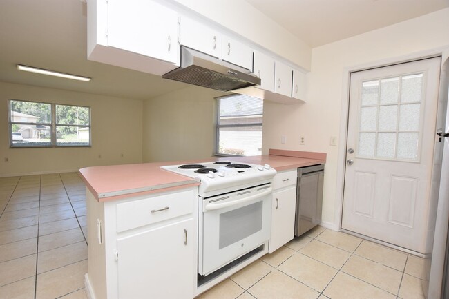Building Photo - 3/2 Half Duplex in N. Lakeland!