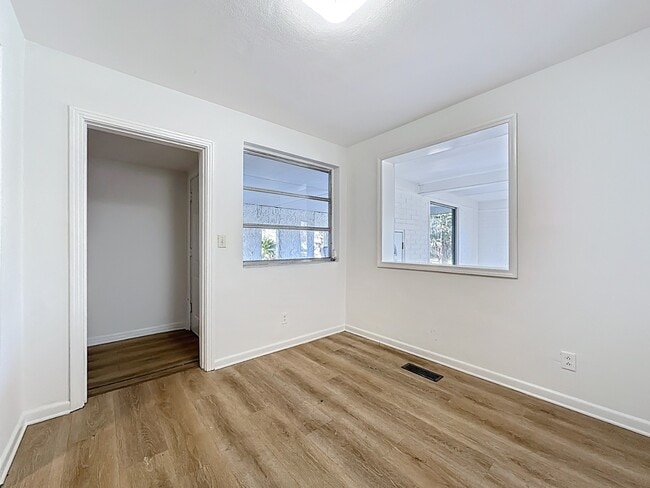 Building Photo - 5330 Quan Dr