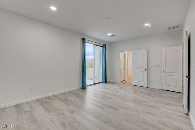 Building Photo - 8125 Chestnut Hollow Ave