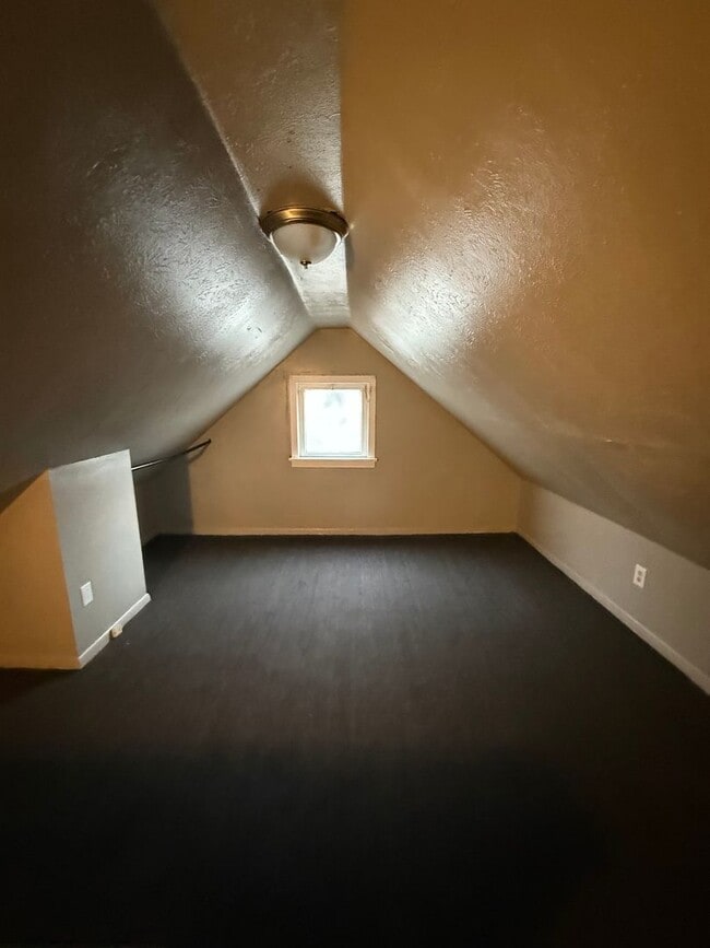 Building Photo - 3bd Single Broadway/Fleet Area Vouchers Only