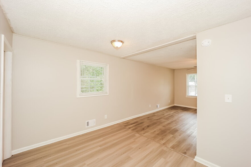 Building Photo - 2680 Carriage Ln