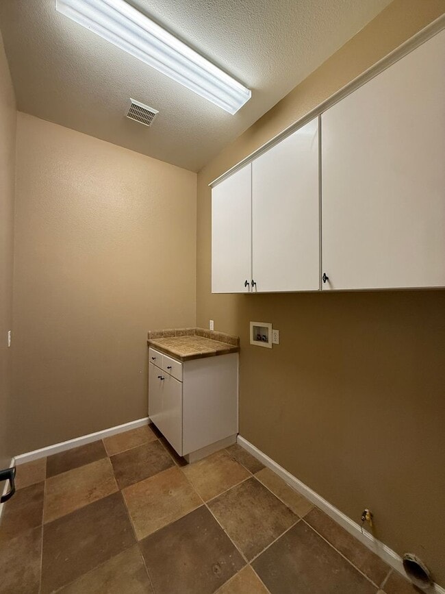 Building Photo - Centrally Located Single Story Home in Traditions