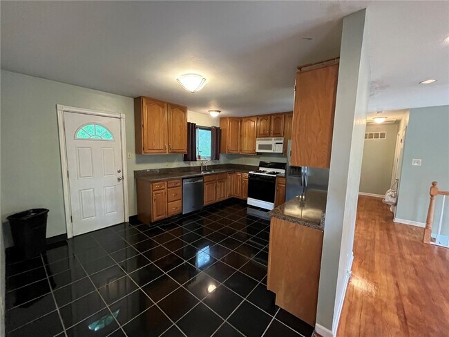 Building Photo - 1054 Woodland Trails Dr