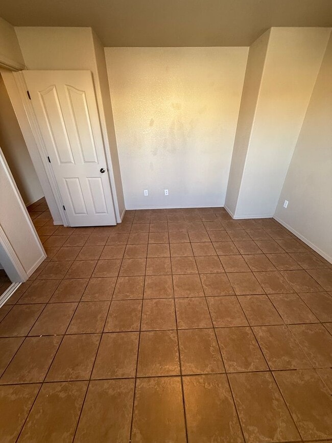 Building Photo - 4 Bedroom, 2 Bathroom House Available Now!