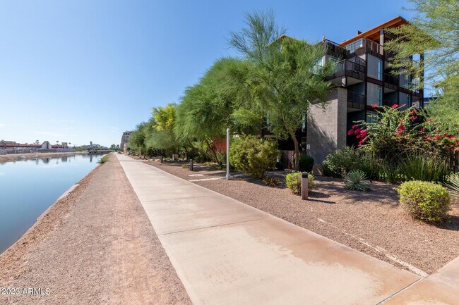 Building Photo - 4737 N Scottsdale Rd