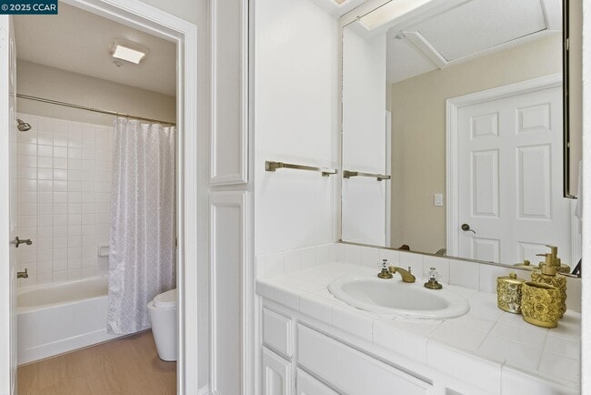 Building Photo - 121 Haslemere Ct