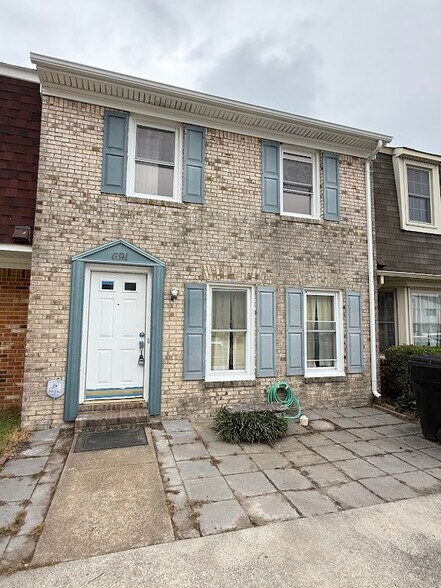 Building Photo - 691 Biltmore Dr