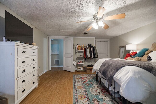 Building Photo - Awesome 5-Points corner Condo!