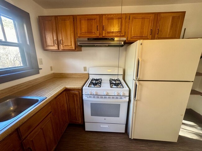 Building Photo - Cave Ave