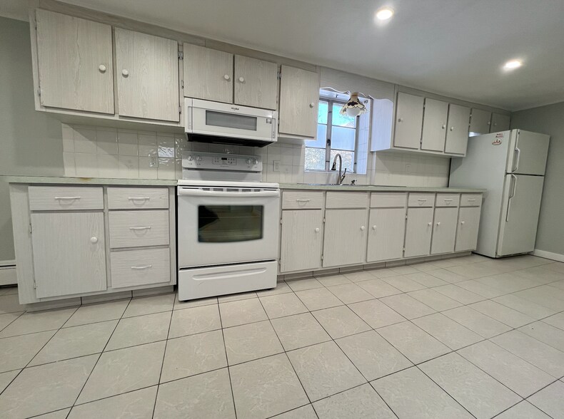 Primary Photo - 27 Church St