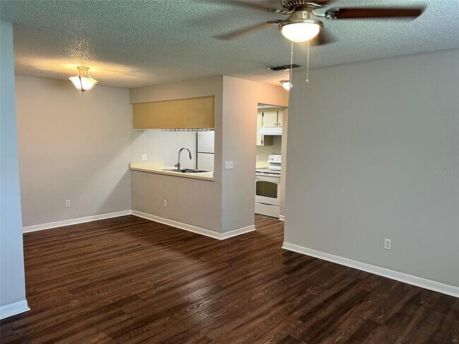Building Photo - 2411 W Stroud Ave