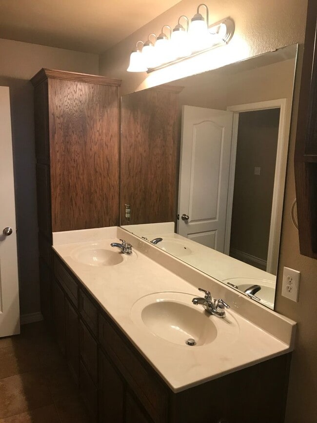 Building Photo - 3 bedroom 2 bath Duplex Text 302-231-7228 ...